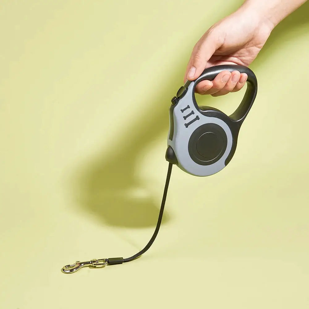Simples Market retractable dog leash with nylon cord, gray/black handle and metal clip for all dog sizes
