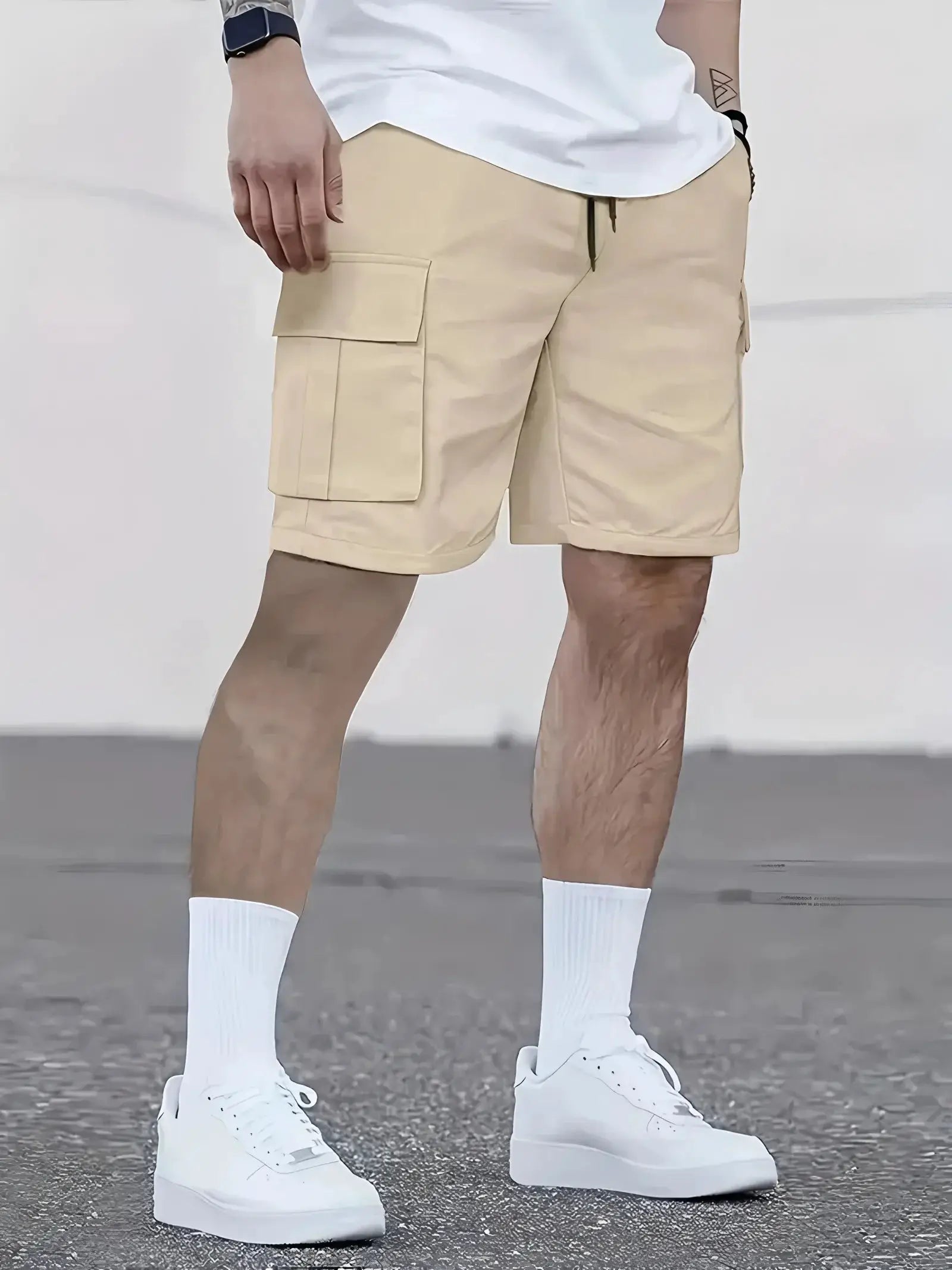 Men's cargo shorts in beige with multiple pockets and elastic waistband by Simples Market.