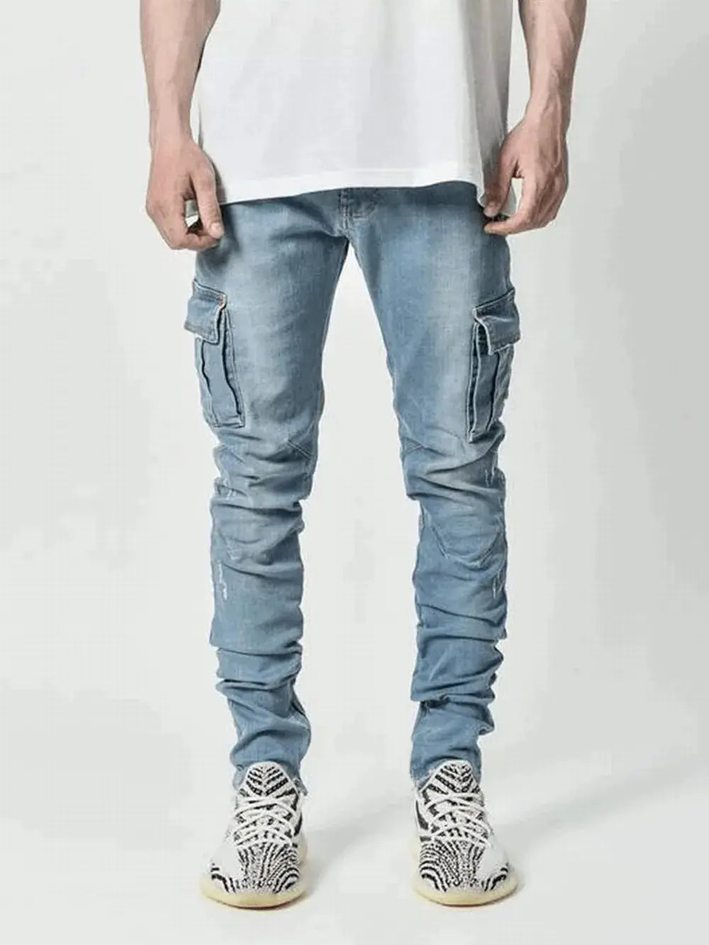 Denim cargo joggers for men by Simples Market, light wash with cargo pockets and elastic cuffs.