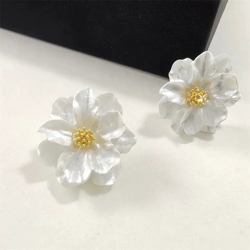 White Acrylic Flower Stud Earrings Folded Floral Design Korean Fashion Sweet Petal Irregular Female Jewelry 2025 New