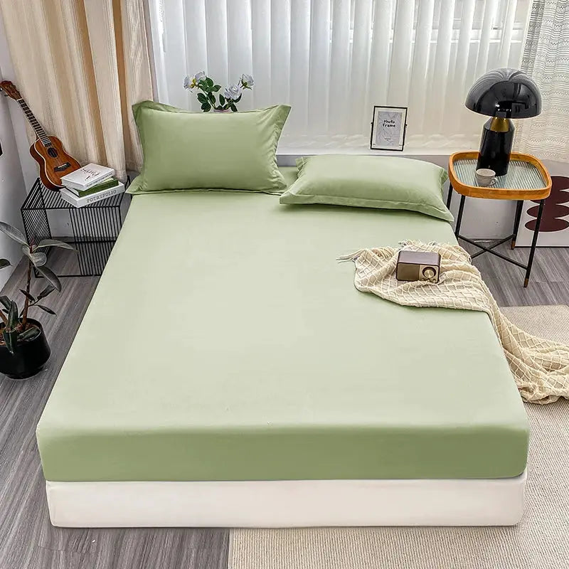 Fitted bed sheet with elastic band, solid green color for queen bed