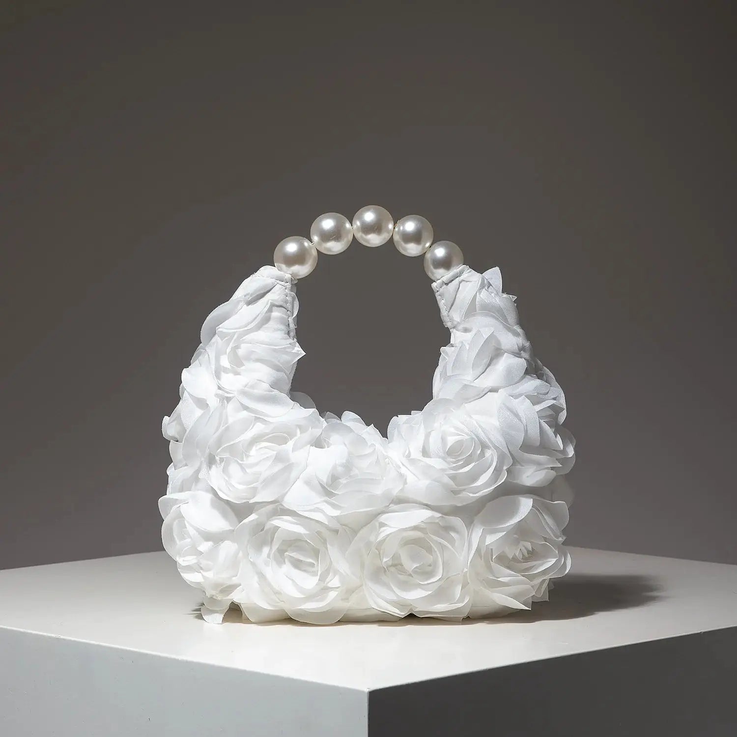 Cartera para mujer elegante con asa de perlas y rosas blancas de tela