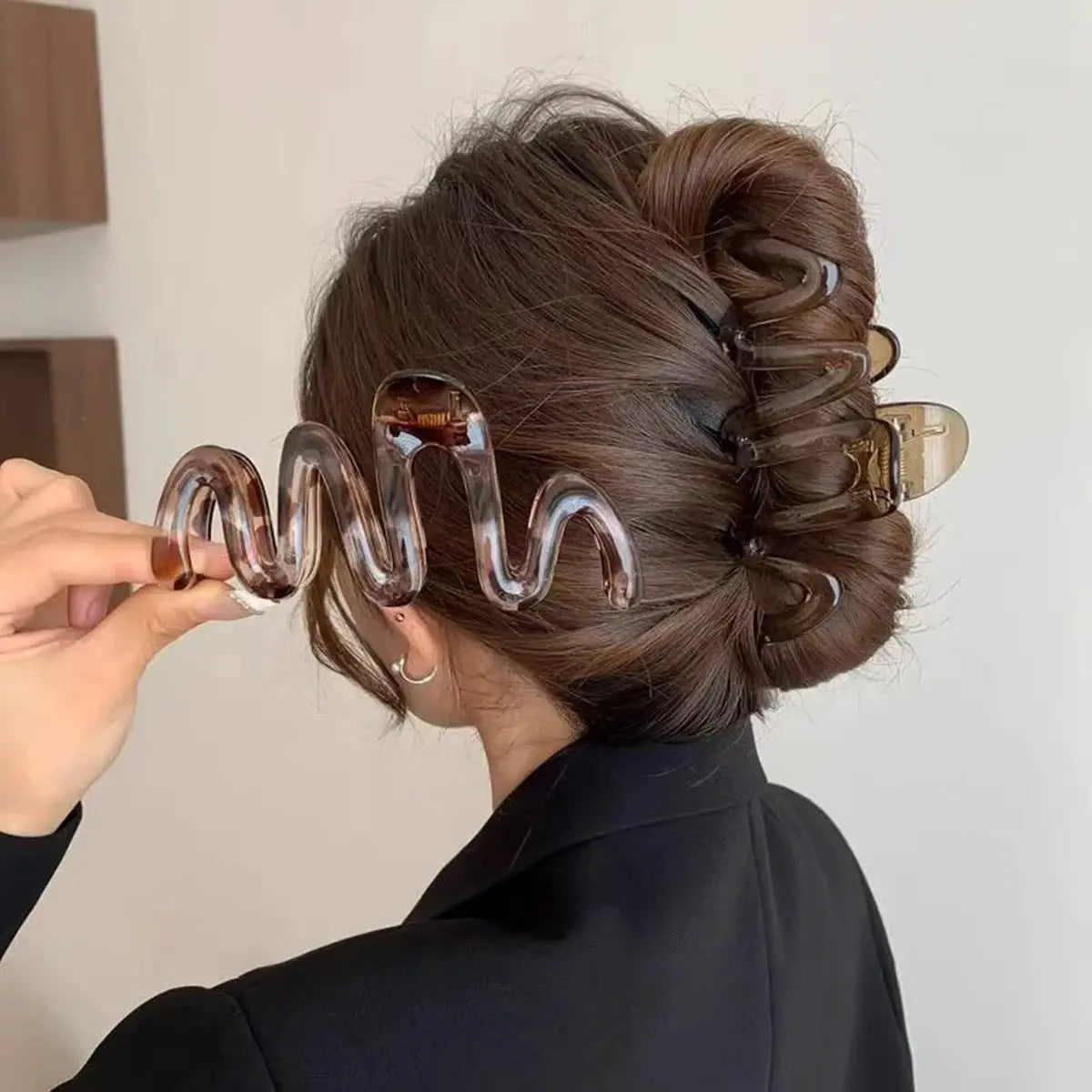 Luxora Hair Co Y2K Wavy Amber Brown Hair Clip 11cm Lightweight High Gloss Finish For Elegant Minimalist Style