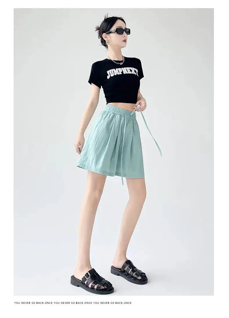 Simples Market light-blue women’s high-waist shorts with elastic waistband and two pockets, loose fit.