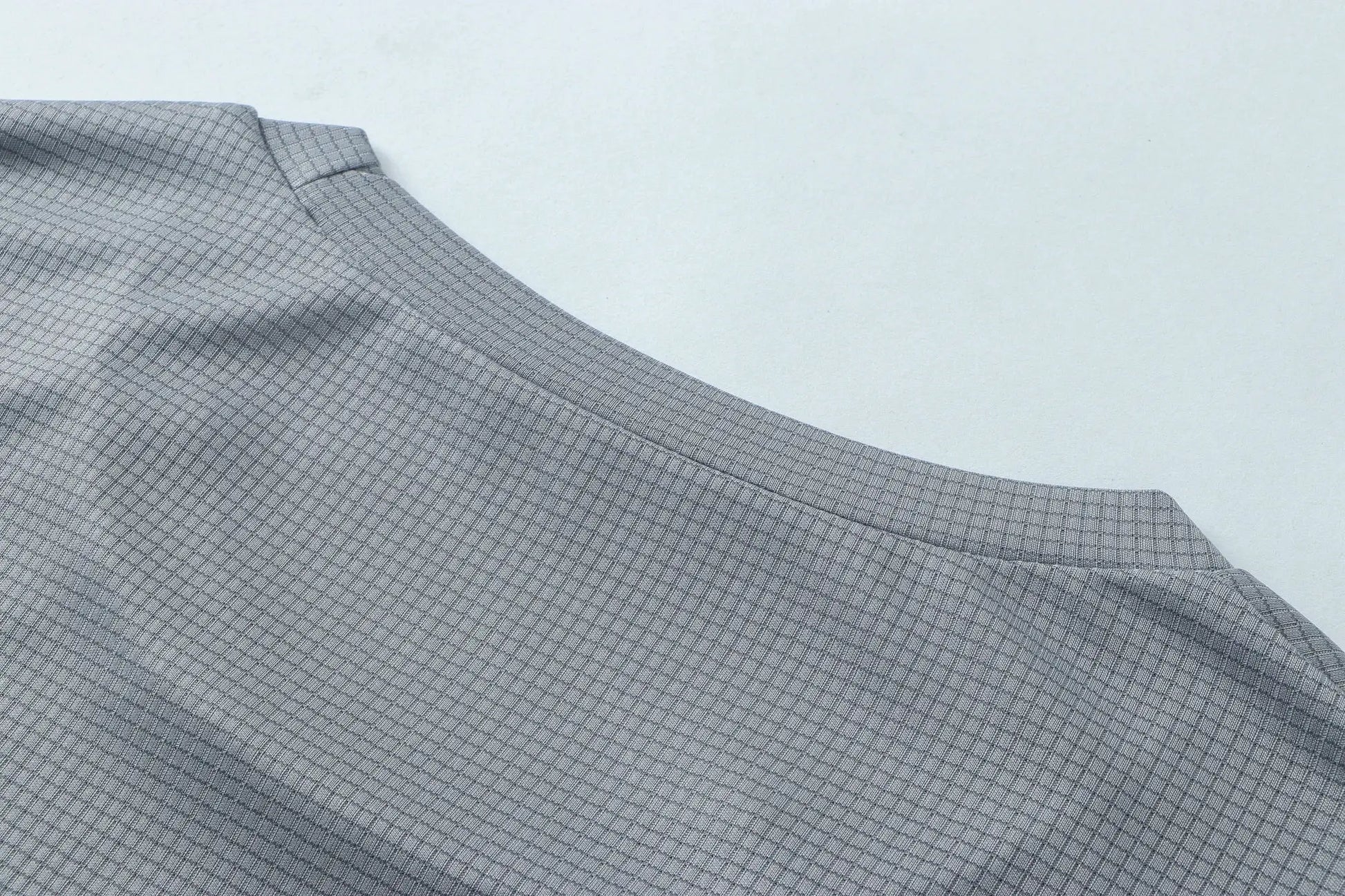 Men's quick-dry short-sleeve gym T-shirt, moisture-wicking, light gray with a subtle grid pattern