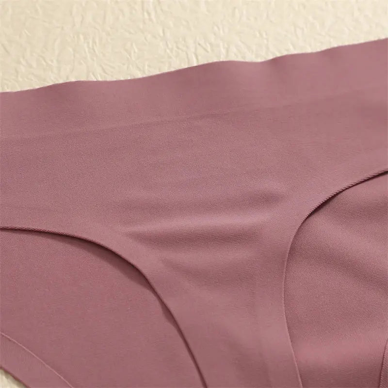 Seamless women's thong underwear in dusty rose ice-silk fabric, low-waist breathable bikini cut