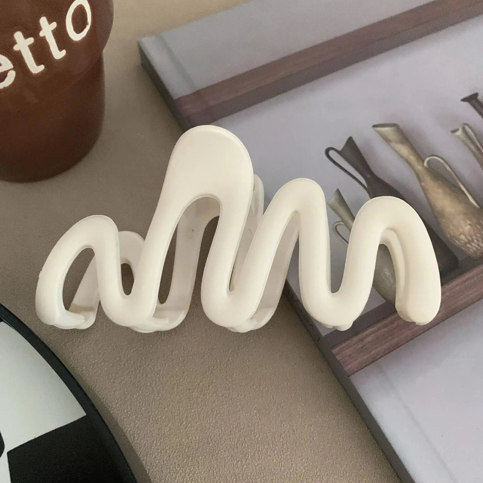 Trendy Matte Curve Hair Claw Clip Large Shark Crab Clip For Women With Secure Hold For Back Of Head Styles