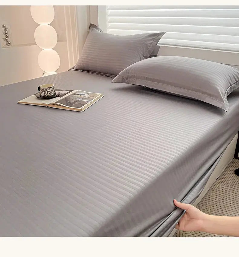 Fitted gray bed sheet with elastic edges; soft solid color for 90–180x200 cm beds.