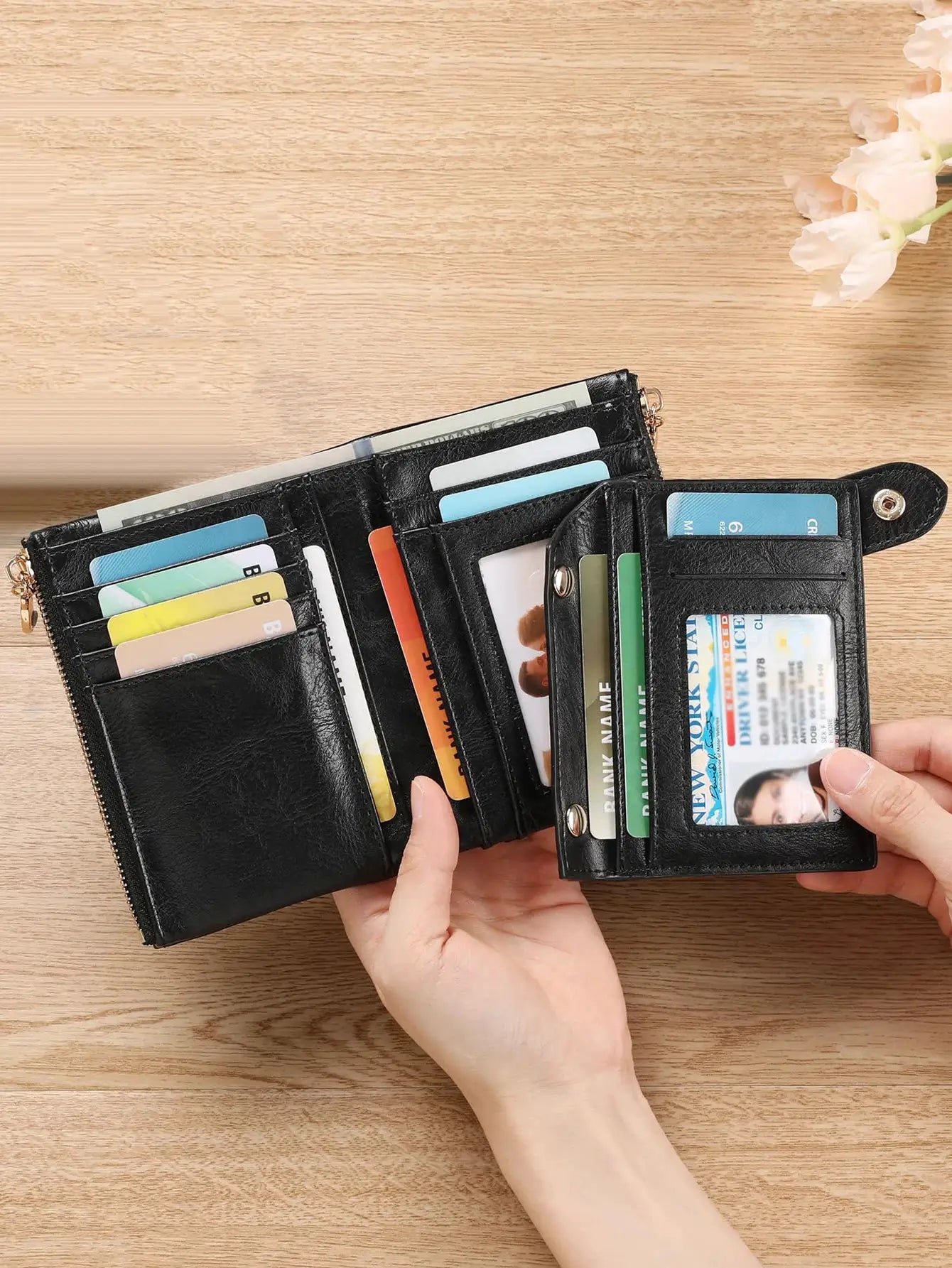 Simples Market black leather women's wallet, minimalist three-layer design with multiple card slots and a double zipper.