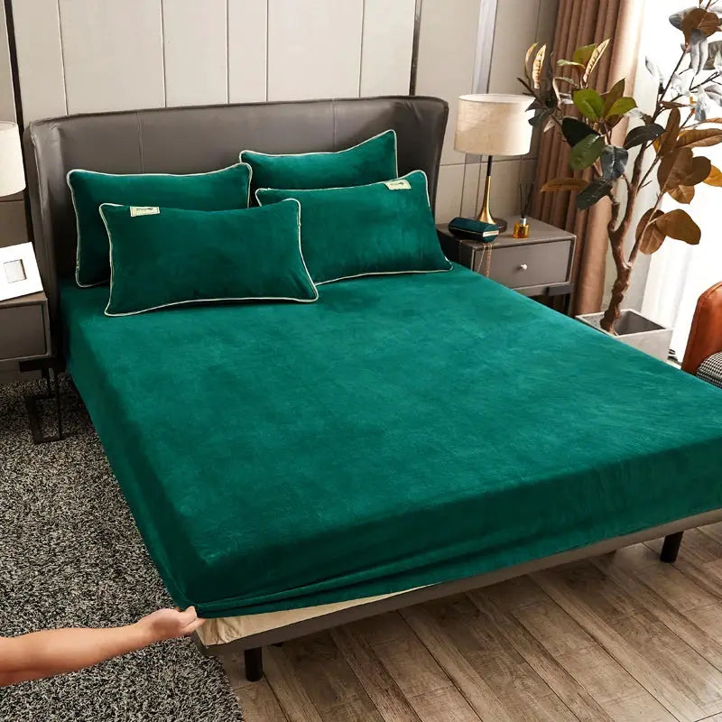 Simples Market AISIRUI warm plush fitted sheet in emerald green for a double bed with velvet matching pillows