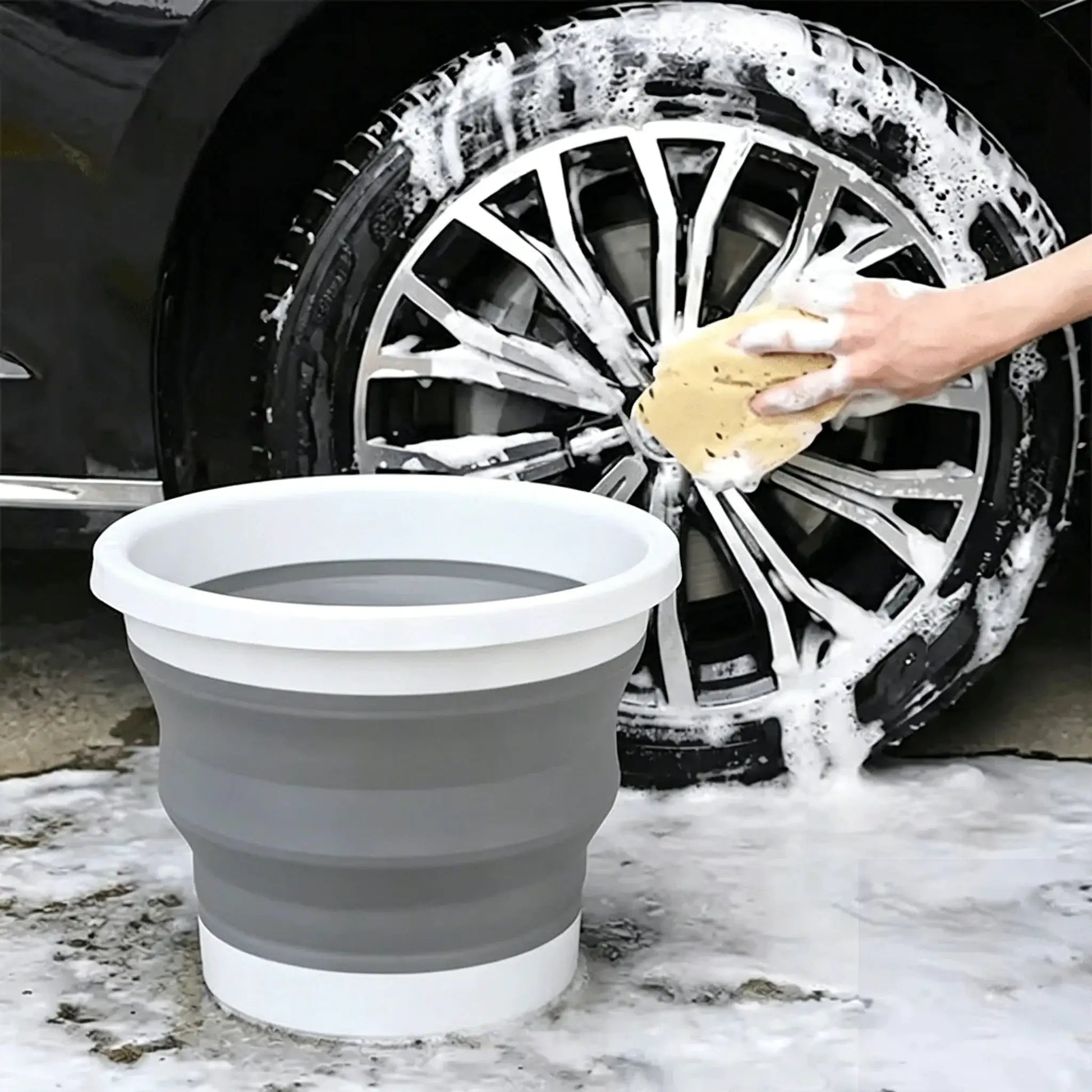 Simples Market 3-Liter foldable plastic bucket in gray used for car washing with soapy foam on a wheel