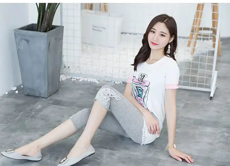 Simples Market women's cropped lace-hem leggings in light gray with 3/4 capri length