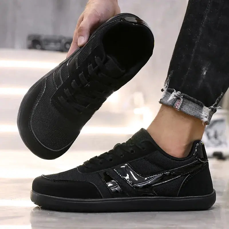 Wide anti-slip running shoes Simples Market lightweight breathable black minimalist cross-training sneakers.