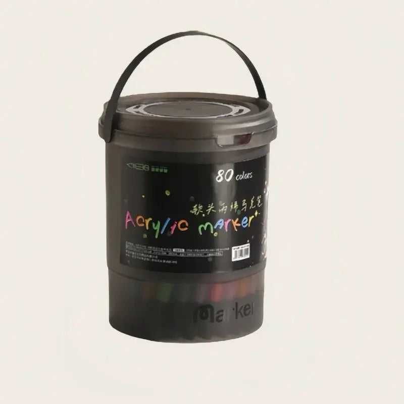 Bucket-cap acrylic marker set by Simples Market with 80 colors in a black bucket container for students
