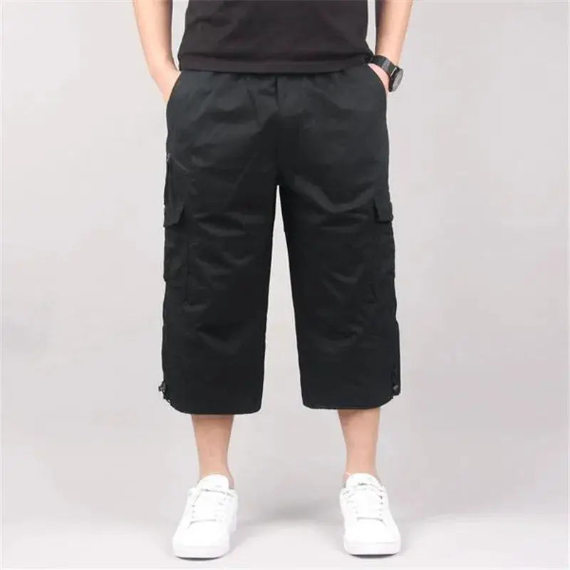 Men's black cargo shorts with multiple pockets, elastic waist, knee-length, Simples Market.