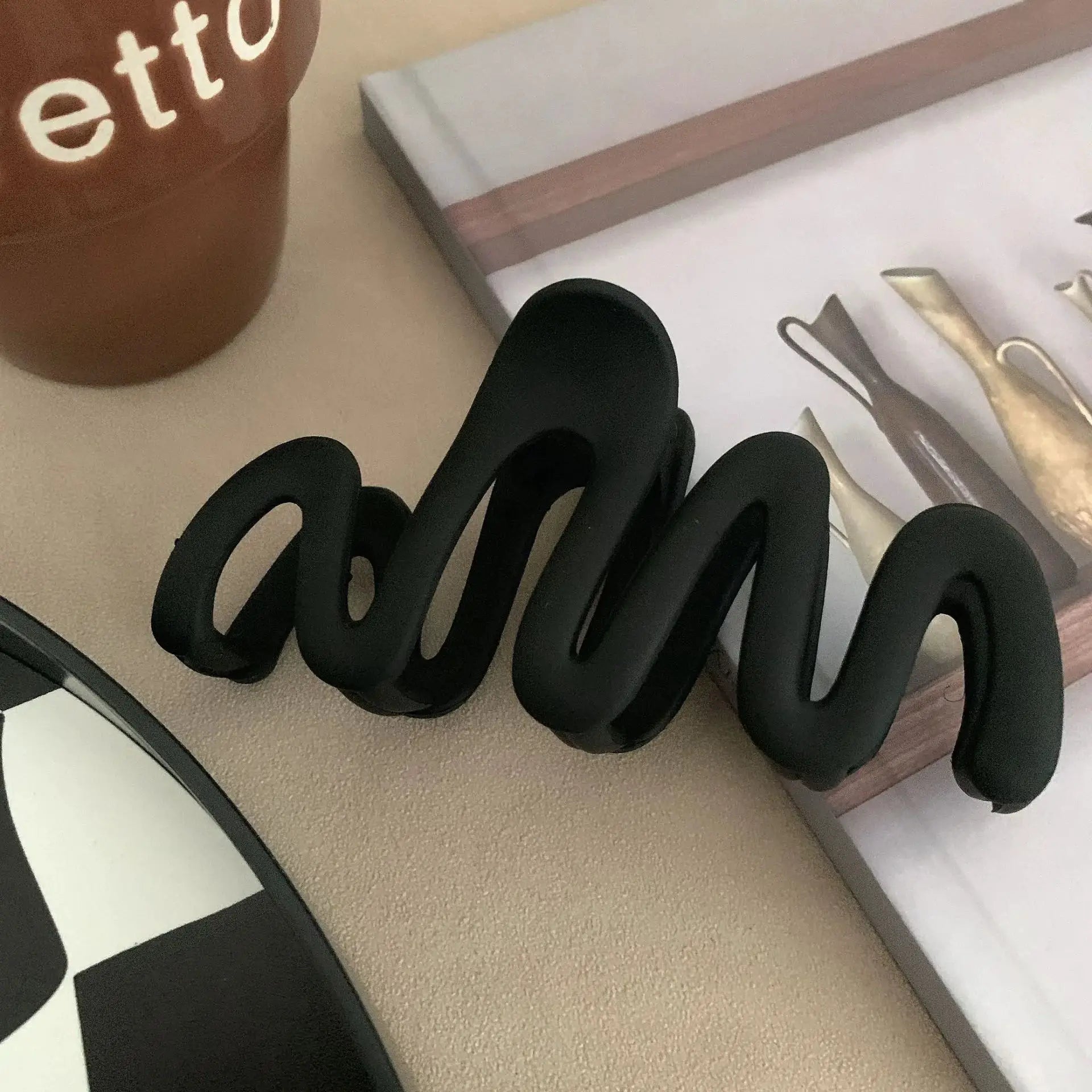 Trendy Matte Curve Hair Claw Clip Large Shark Crab Clip For Women With Secure Hold For Back Of Head Styles