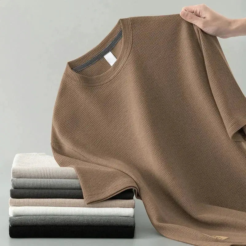 Simples Market Korean style men's waffle-knit T-shirt, brown short-sleeve round-neck, with a stack of folded tees