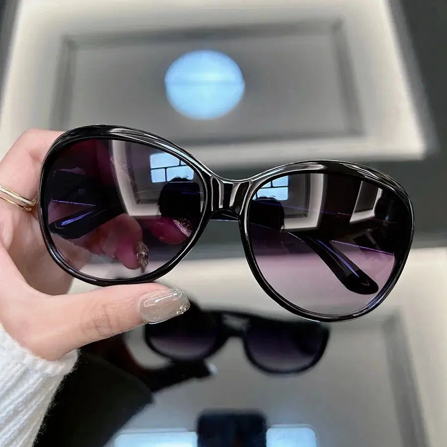 Designer Round Vintage Sunglasses For Men And Women With Durable Plastic Frame And Mirror Lenses For Retro Punk Style