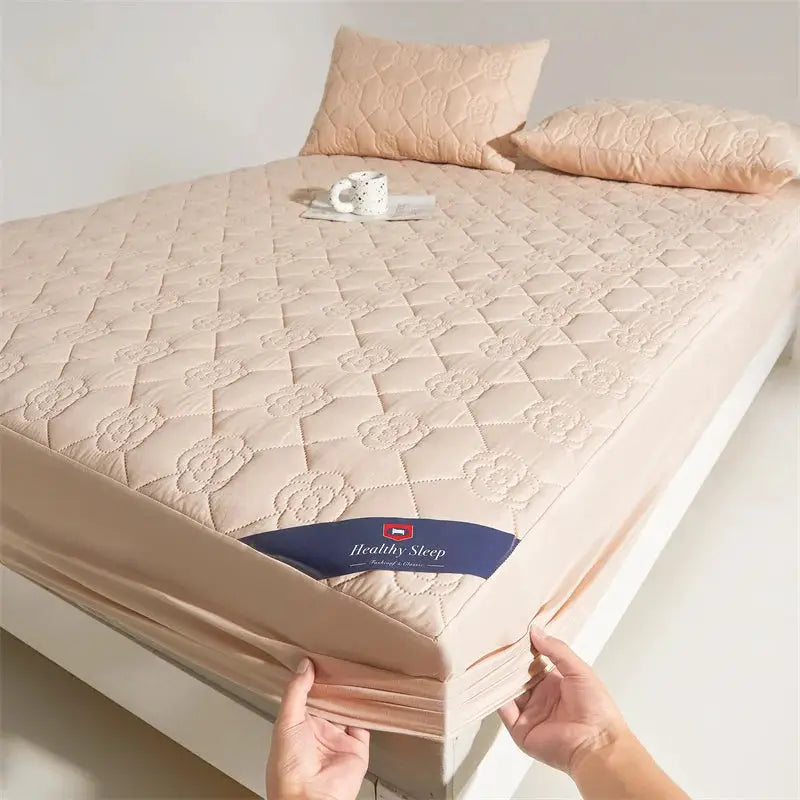Waterproof peach quilted mattress protector with deep-pocket fit by Simples Market, Healthy Sleep label visible.