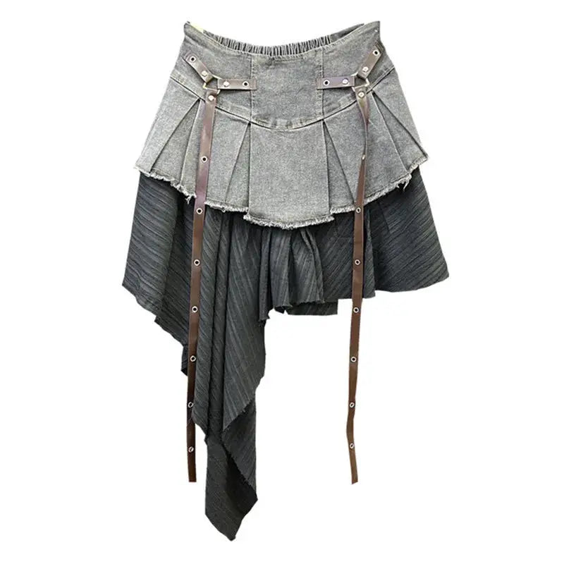 Simples Market women's short pleated skirt with asymmetric hem, elastic waist, gray top layer and brown leather straps.