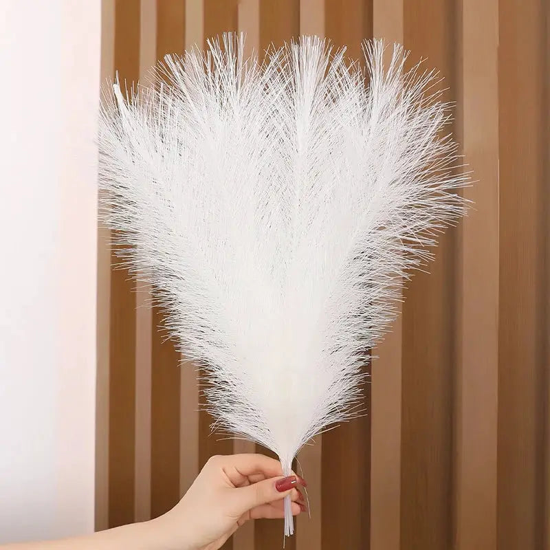 White artificial pampas grass bouquet by Simples Market for boho decor, fluffy reed arrangement for party, home or wedding.
