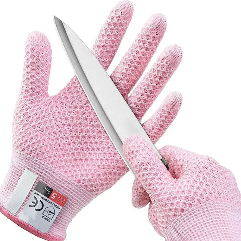 Cut-resistant kitchen gloves by Simples Market in pink with textured grip, food-grade.