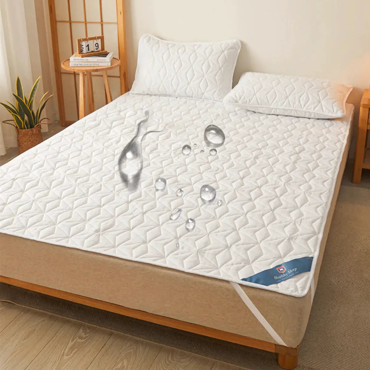 Waterproof mattress protector Simples Market; white quilted cover with 4 elastic corner straps, fits up to 40 cm deep.