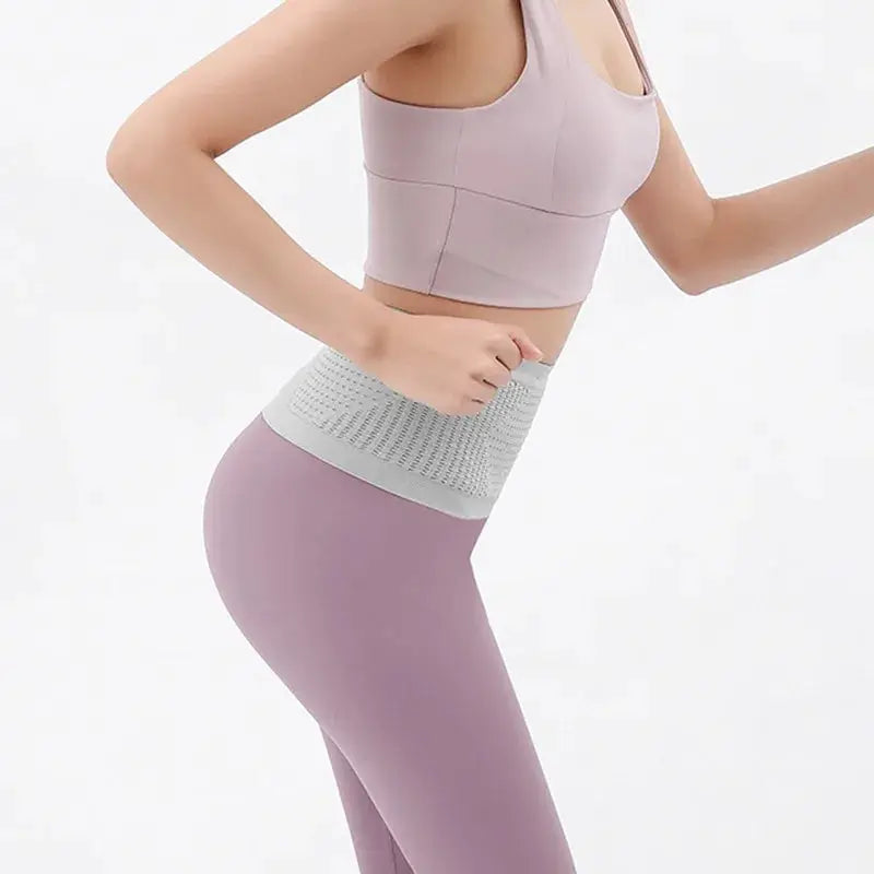 Seamless waist belt bag for fitness by Simples Market; model in lavender gym outfit