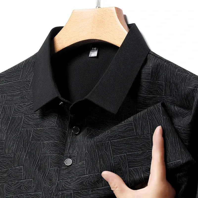 Simples Market men's black polo shirt with short sleeves, geometric pattern and chest pocket