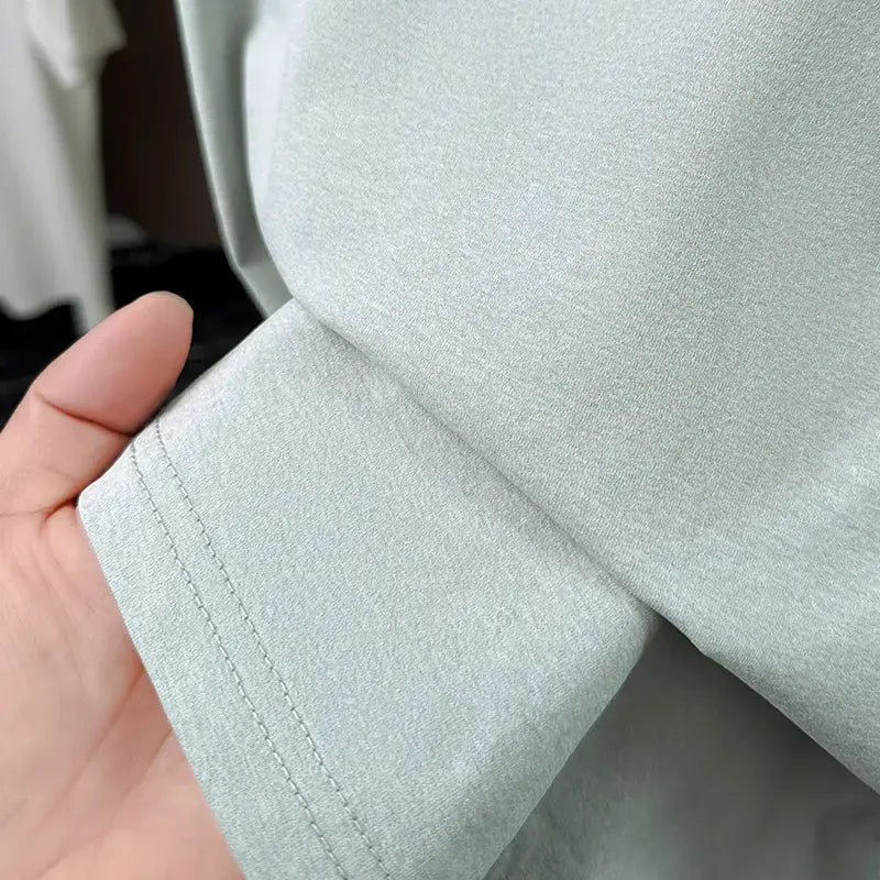 Simples Market men's short-sleeve polo shirt cuff in light gray fabric.