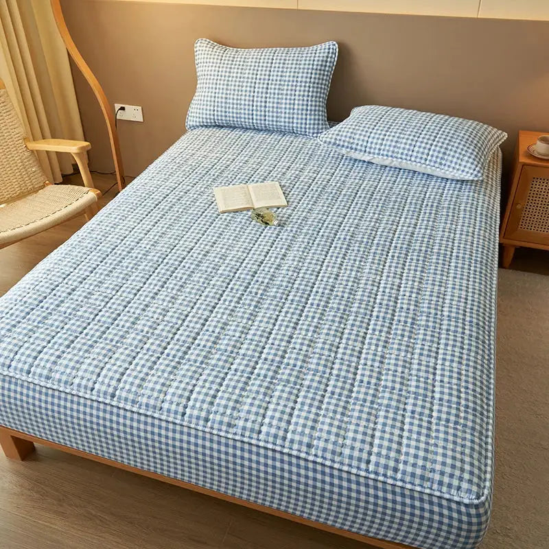 Simples Market quilted plaid mattress protector in blue and white, antibacterial and breathable
