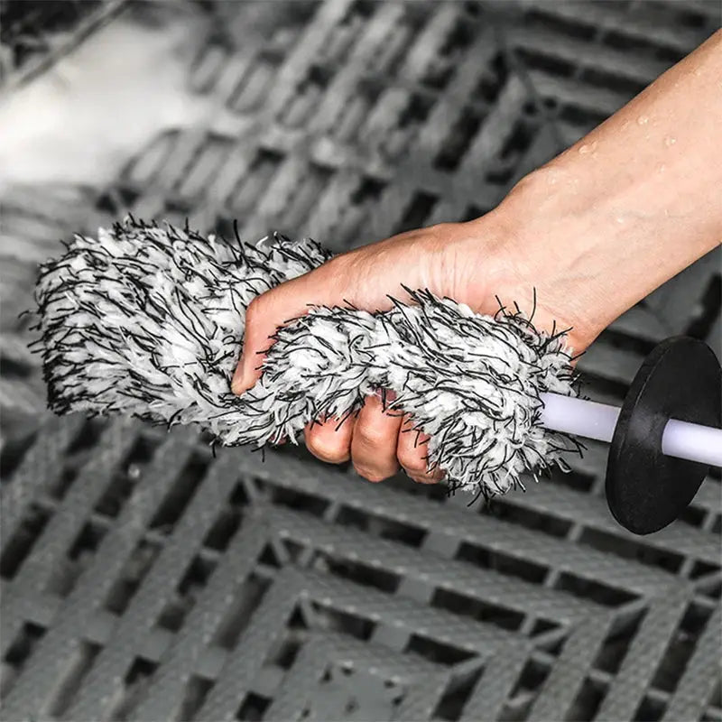 SEAMETAL plush car wash wheel brush by Simples Market with microfiber fibers for rims and spokes.
