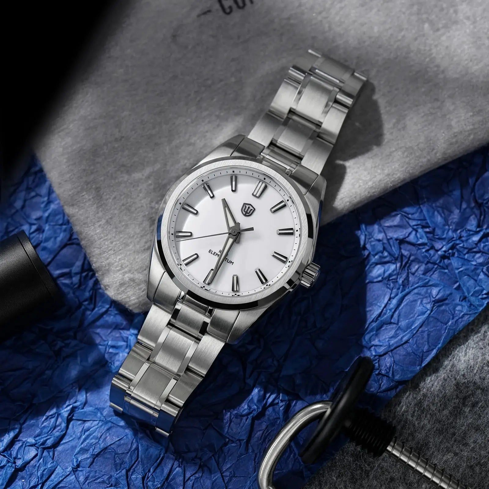 Watchdives WD0003C quartz watch with white dial and stainless steel bracelet