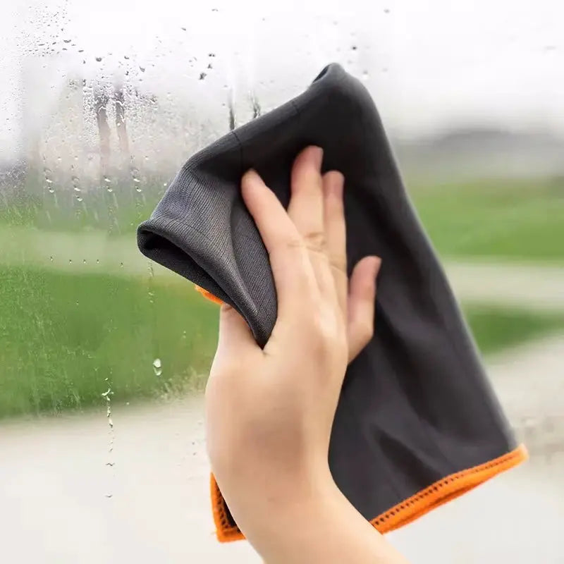 Lint-free carbon fiber cleaning cloth by Simples Market, dark gray with orange trim, for glass windows