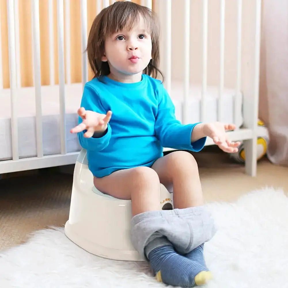 Toddler toilet potty chair by Simples Market; white plastic, lightweight and spill-proof