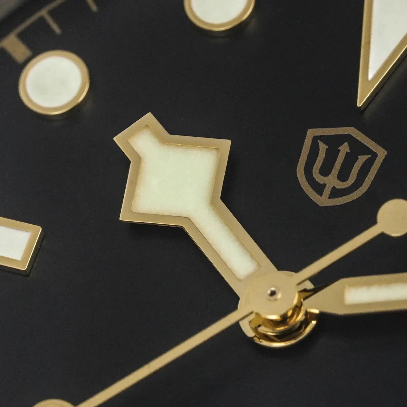 Watchdives WD7922 BB54 watch by Simples Market; black dial with gold-tone case and hands, luminous white inserts