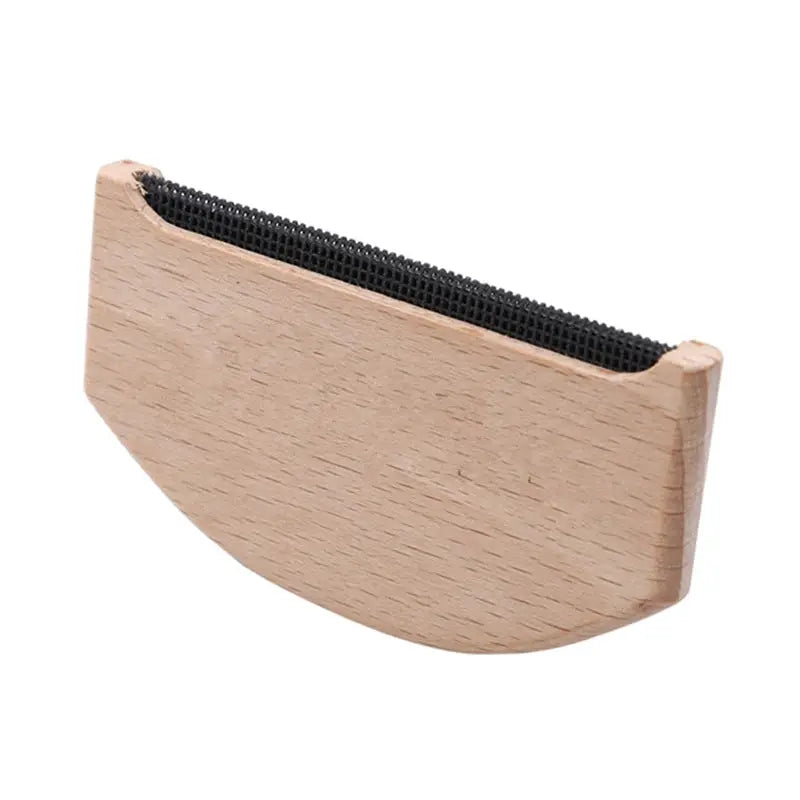 Wooden lint remover with curved body and black mesh blade, Simples Market manual sweater shaver