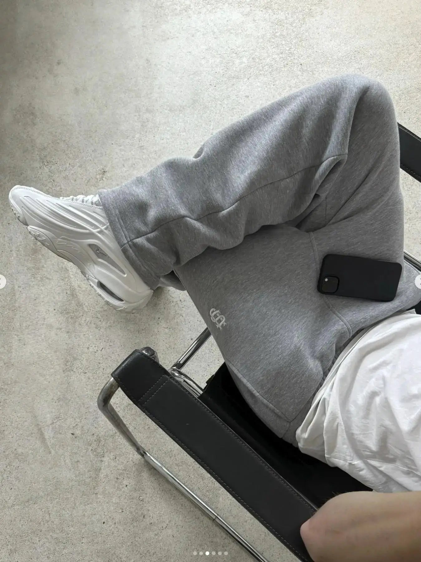 Grey men's jogger pants from Simples Market, casual streetwear style, paired with white sneakers