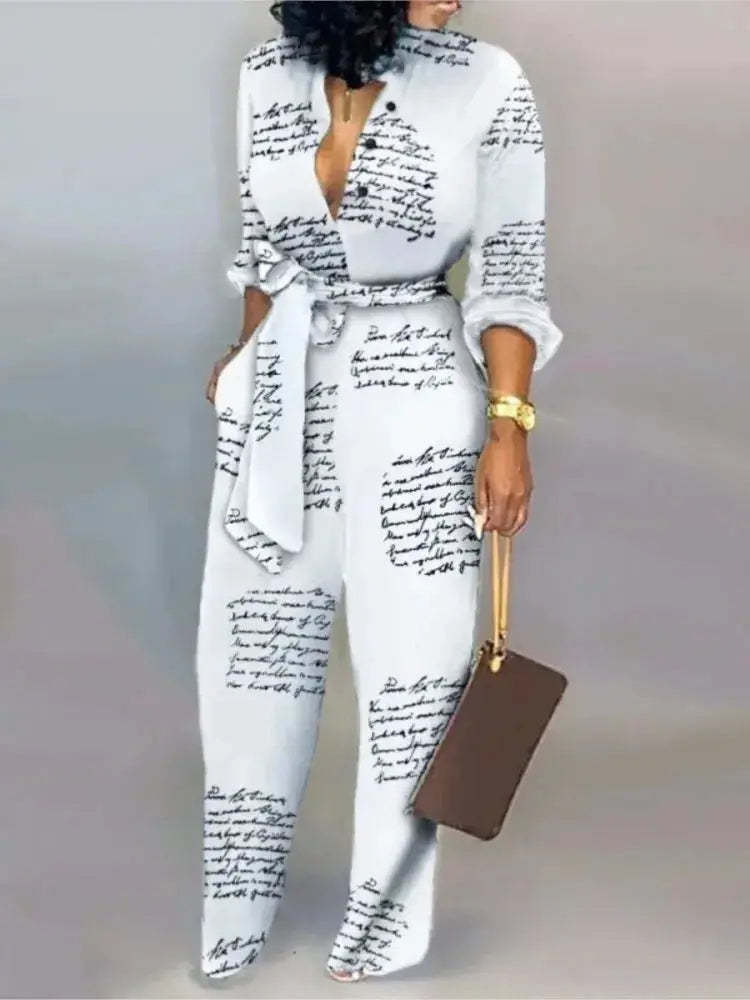 Women's white letter-print jumpsuit with belt, long sleeves and wide-leg pants by Simples Market.