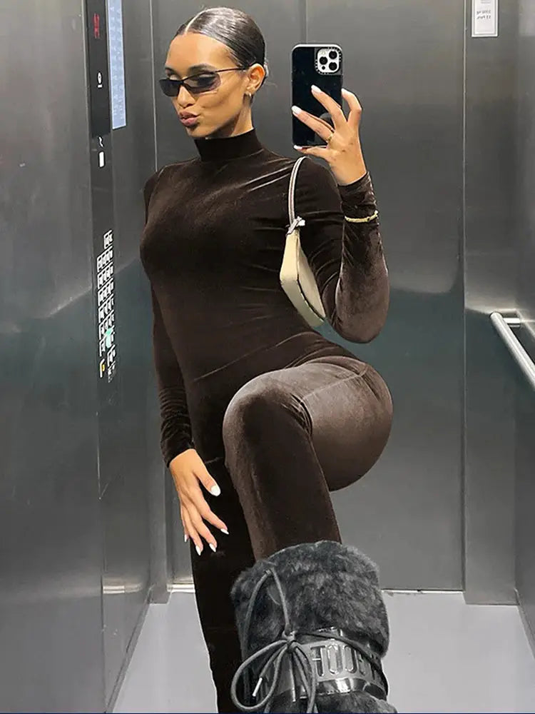 Dulzura velvet long-sleeve O-neck jumpsuit in brown, bodycon fit for women; sporty streetwear romper