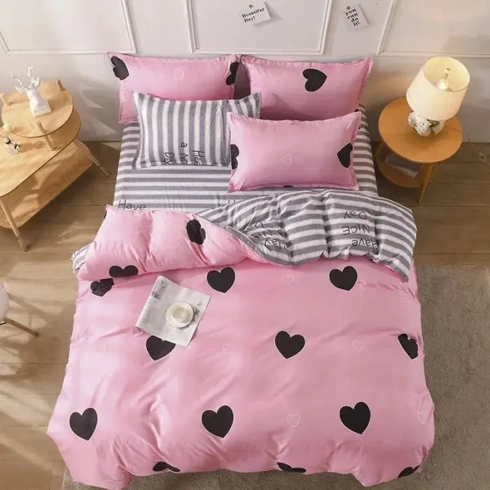 Simples Market four-piece cotton bedding set in pink with black hearts and gray striped accents