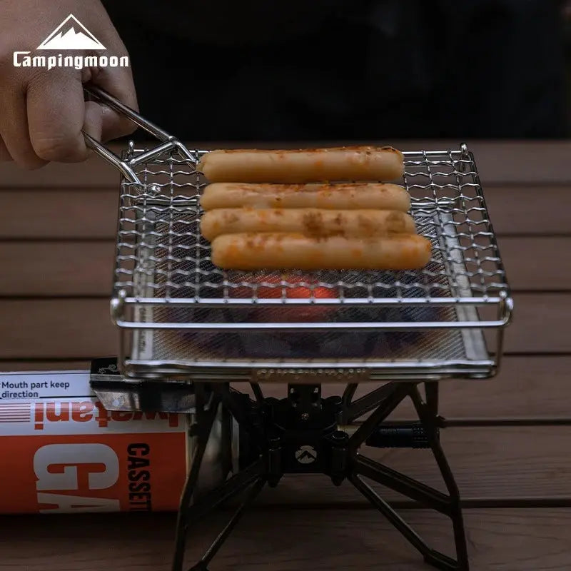 CAMPINGMOON stainless steel folding grill net with four sausages on a portable gas stove