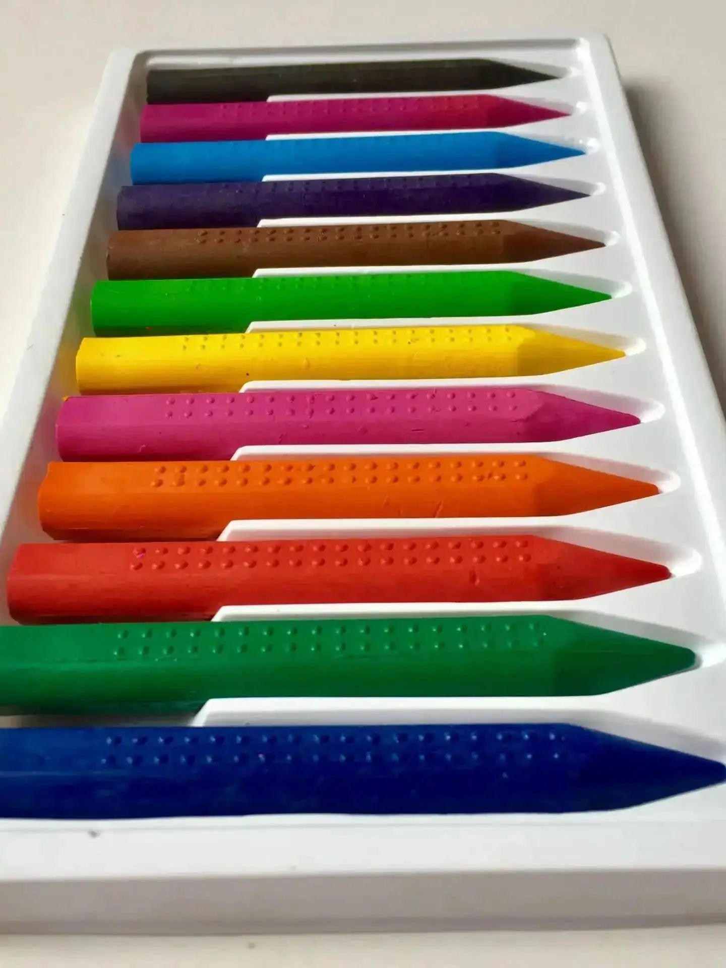 12-color washable wax crayons set in a white tray by Simples Market