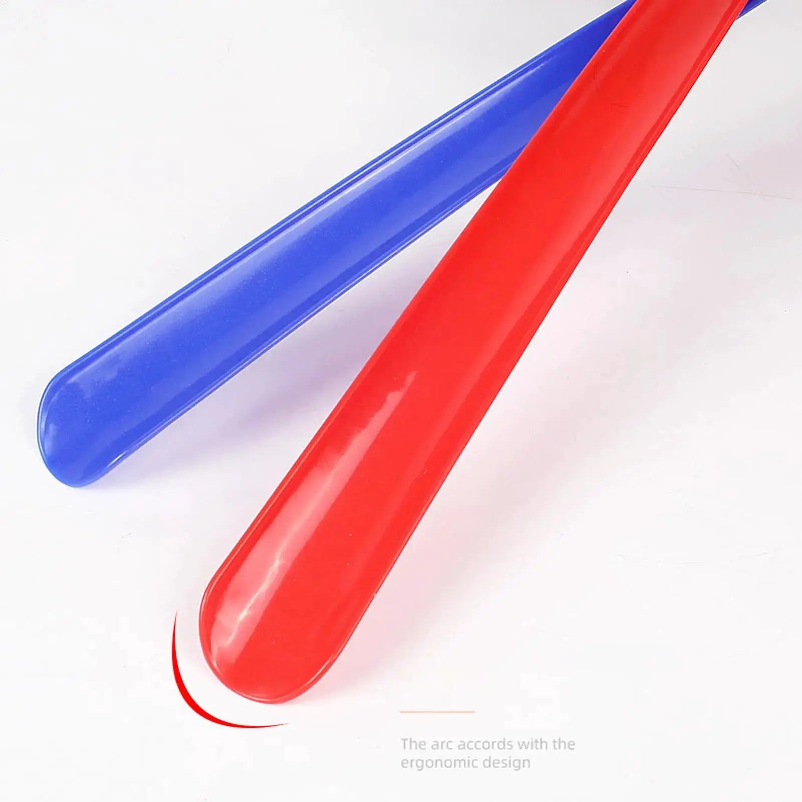 Plastic extra-long shoehorns, Simples Market, blue and red pair
