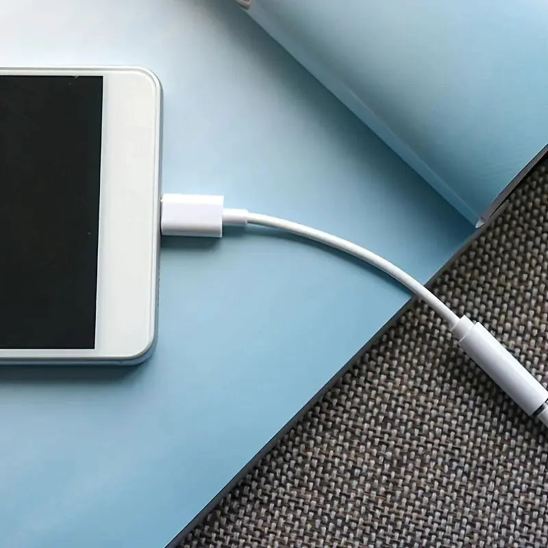 Type-C to 3.5mm audio adapter cable, white, Simples Market, connected to a smartphone