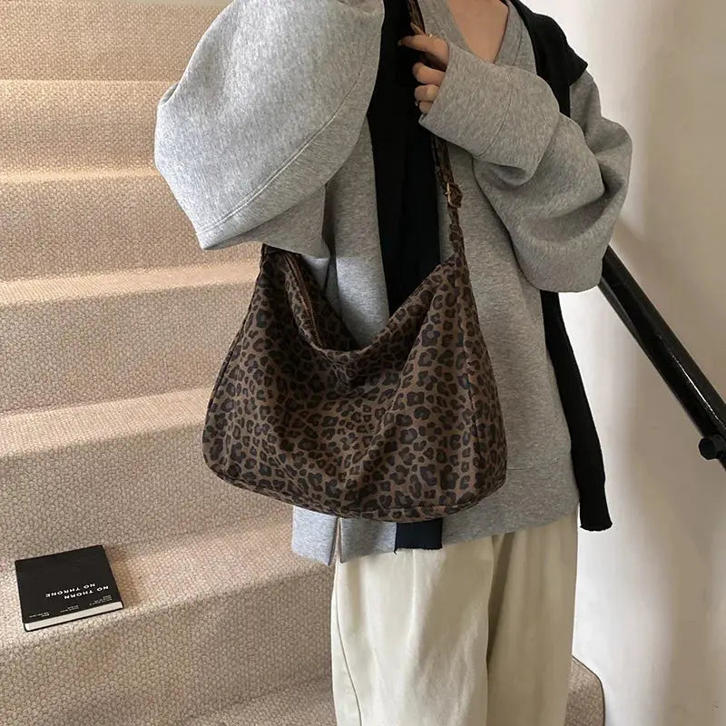 Shoulder bag in leopard print, soft-textile, large capacity.