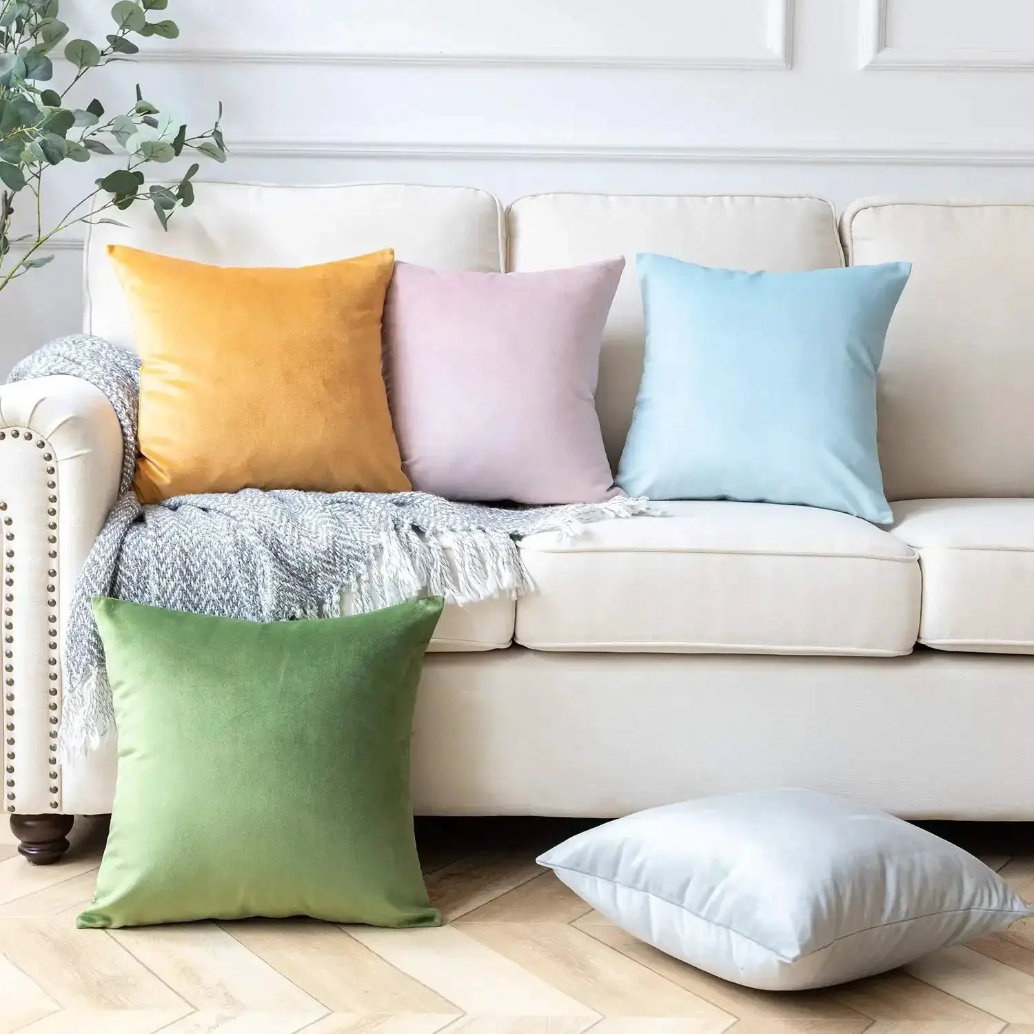 Set of 5 velvet cushion covers 45x45 cm by Simples Market; assorted colors on a cream sofa
