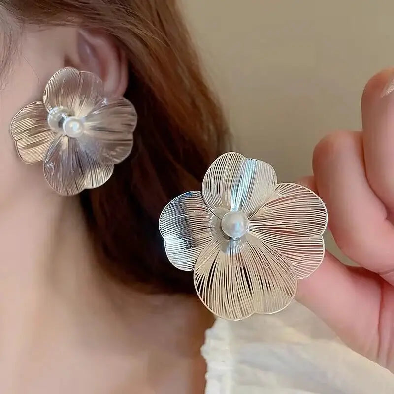 Large flower pearl earrings by Simples Market, silver-toned petal design with pearl centers
