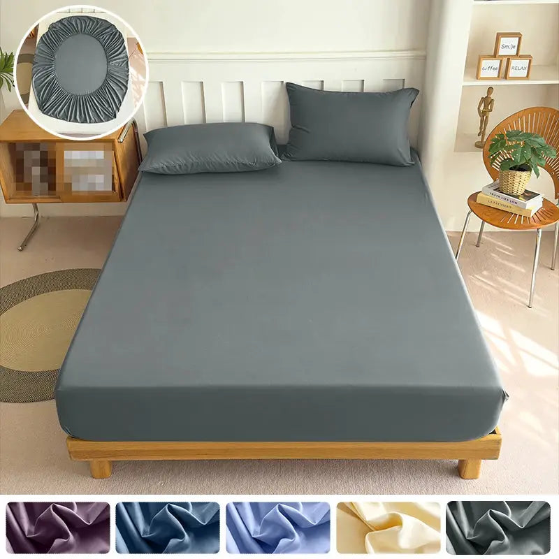 Simples Market fitted bed sheet in gray-blue with elastic edge; 100% polyester.