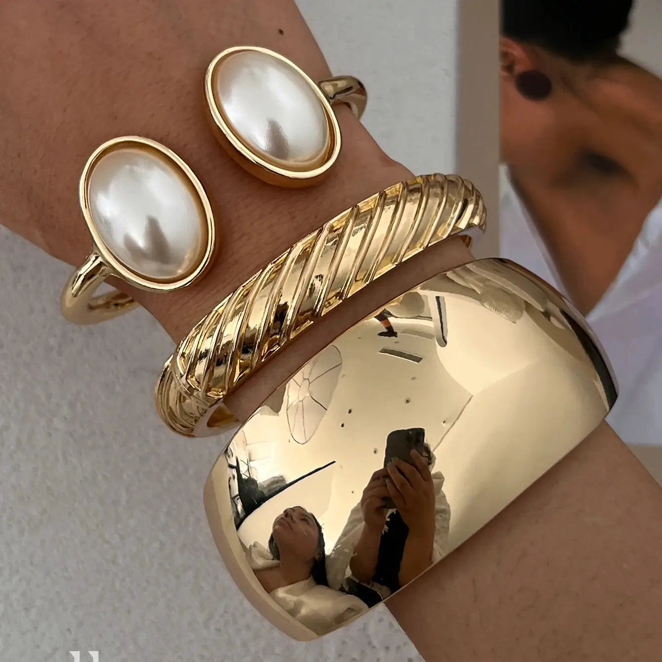 Ingemark Exaggerated Punk Smooth Heavy Metal Chunky Hip Hop Spring Bangles Gold Color Cuff Bracelet for Men and Women